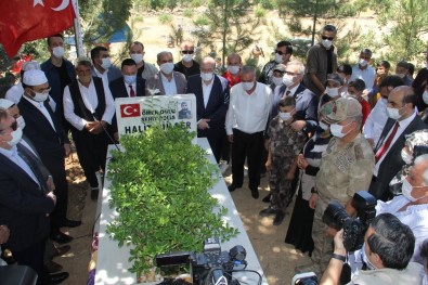 15 Temmuz'un Şehitleri Diyarbakır'da Kabirleri Başında Anıldı