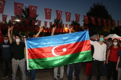 Diyarbakırlılar 15 Temmuz'da Türk Bayraklarıyla Meydanlara Akın Etti
