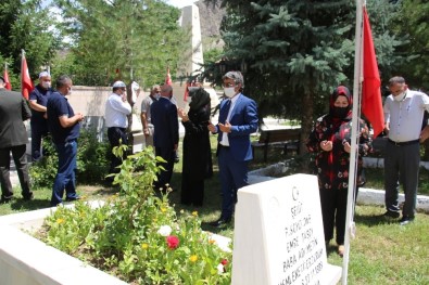 Oltu'da Şehitliği Ziyaret Ederek Karanfil Bıraktılar