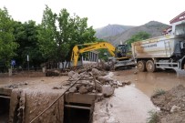 Sel Sonrası Mahallede Temizlik Yapıldı