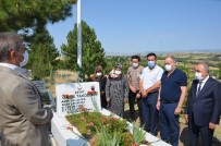 TÜRK-İŞ 15 Temmuz Şehidi Ömer Takdemir'i Kabri Başında Andı