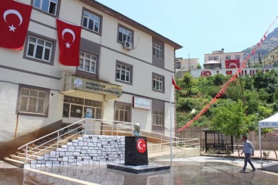 Uludere'deki Atatürk Büstü Yenilendi