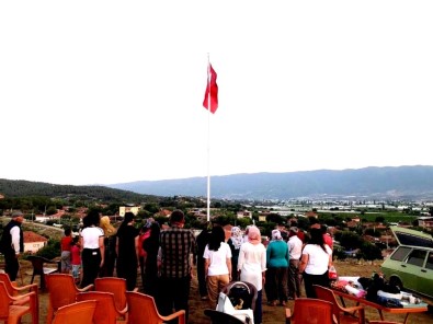 15 Temmuz Şehitleri Adına Dev Bayrak Dikildi