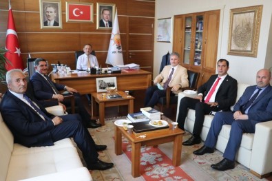 Ağrı'da Ak Parti'ye Geçen Belediye Başkanları Özhaseki'yi Ziyaret Etti