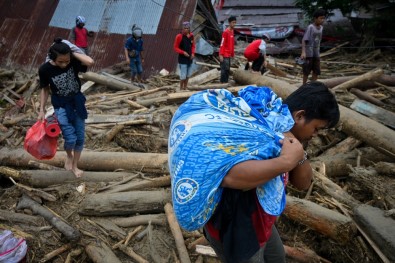 Endonezya'da Sel Felaketinde Ölenlerin Sayısı 25'E Ulaştı