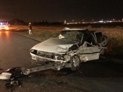 Hafif Ticari Araçla Otomobil Kafa Kafaya Çarpıştı Açıklaması 2'Si Ağır 5 Yaralı