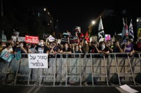 Netanyahu'nun Konutunun Önündeki Protestolar Devam Ediyor
