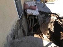 Elazığ'da Balkon Çöktü, Evde Mahsur Kalan 6 Kişi Pencereden Kurtarıldı Haberi