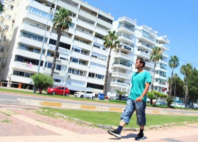 Her Gün Aynı Caddede Eşi Ve Oğlunu Arıyor