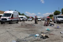 Midibüsle Cip Kafa Kafaya Çarpıştı Açıklaması 1 Ölü, Biri Bebek 5'İ Ağır 17 Yaralı