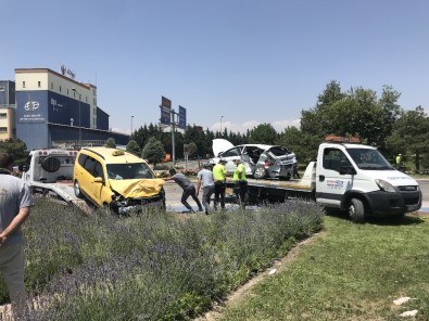 Otomobil İle Ticari Taksi Çarpıştı Açıklaması 1 Ölü, 5 Yaralı