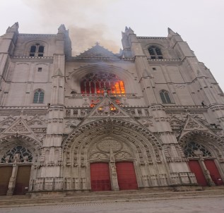 Fransa'da tarihi Katedralde yangın