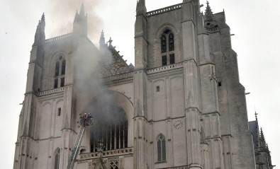 Fransa'daki Katedral yangınında kundaklama şüphesi