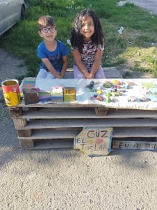 Minikler Dondurma Almak İçin Boyadıkları Taşları Tezgahta Satmaya Çalıştı