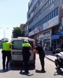 Aracı Arıza Yaparak Cadde Ortasında Kalan Sürücünün Yardımına Polis Yetişti