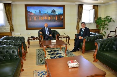 Belediye Başkanı Demir Ve Oda Başkanları, Vali Hüseyin Öner'e Hayırlı Olsun Ziyaretinde Bulundu