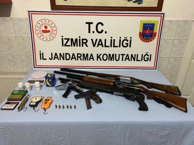 İzmir'de Hint Keneviri Ve Silah Ele Geçirildi