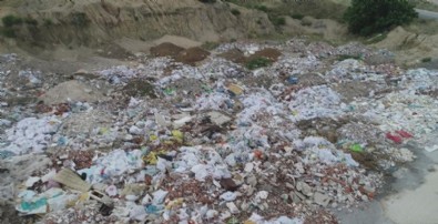 İzmir'in Gaziemir ve Bornova ilçelerinde vatandaşlardan belediyelere 'moloz kirliliği' tepkisi