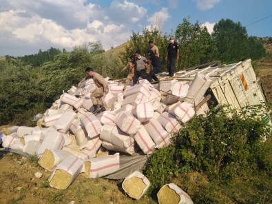 Kamyon Şarampole Devrildi Açıklaması 2 Yaralı