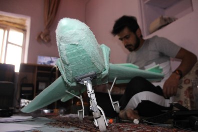 Maket Uçağını Uçurmak İçin Motor Desteği İstiyor