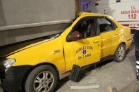 Ticari Taksi Balkona Çarptı Açıklaması 2 Yaralı