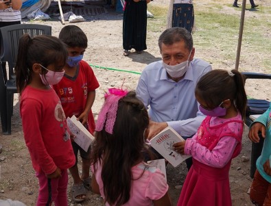 Bakan Selçuk'tan Tarladaki Çocuklara Sürpriz Ziyaret