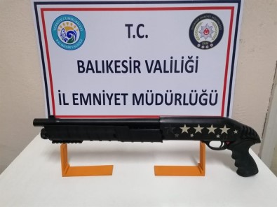 Balıkesir'de Polis 5 Silah Ele Geçirdi