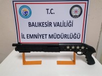 Balıkesir'de Polis 5 Silah Ele Geçirdi