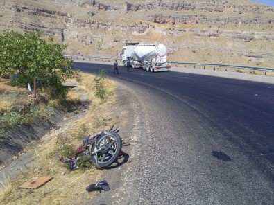 Siirt'te Motosiklet Tırla Çarpıştı Açıklaması 2 Yaralı