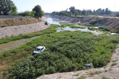 Virajı Alamayan Otomobil Kanala Düştü