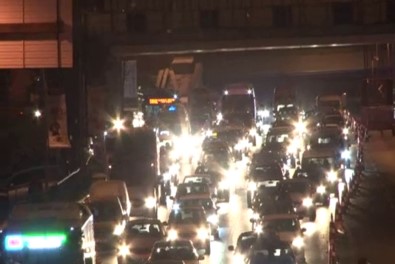 Haliç'teki Çalışmalar Akşam Durdu, Trafik Yoğunluğu Sürüyor
