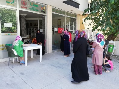 İHH, Yetim Ve İhtiyaç Sahibi Çocuklara Bayramlık Dağıttı