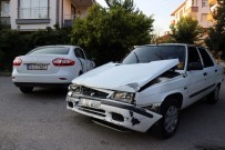 İki Otomobil Sokak Arasında Çarpıştı Açıklaması 2'Si Çocuk 5 Hafif Yaralı