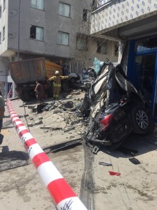 İstanbul'da Dehşet Veren Kaza Açıklaması Kamyon İki Aracı Biçip Binanın Duvarına Vurarak Durabildi