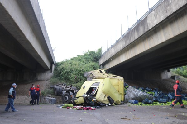 Anadolu Otoyolu'nda dehşet anları! Refüjü aşan tır köprüden düştü