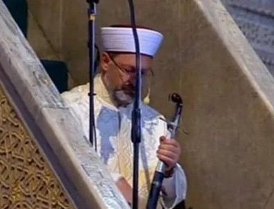 Ayasofya Camii'nde ilk hutbe: Cuma hutbelerine neden kılıçla çıkılıyor?