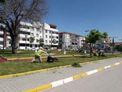 Karesi'de Yeşil Alan Ve Mezarlıklar Bayrama Hazırlanıyor