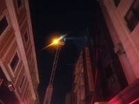 İzmir'de Korku Dolu Anlar Açıklaması 5 Katlı Otelde Yangın Çıktı