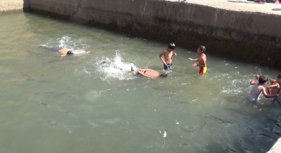 Köy Çocukları Korana Virüsü Hiçe Sayarak Havuza Girerek Serinledi