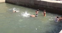 Köy Çocukları Korana Virüsü Hiçe Sayarak Havuza Girerek Serinledi Haberi
