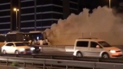 Metrobüs'te korkutan yangın!