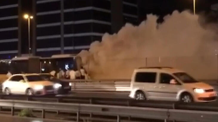 Metrobüs'te korkutan yangın!