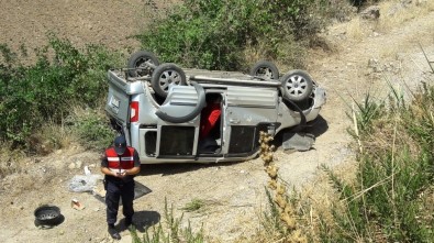 Araç Şarampole Yuvarlandı, Muhtar Kazada Yaralandı
