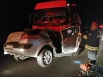 Karşı Şeride Geçen Otomobil Kamyonun Altına Girdi Açıklaması 1 Ölü