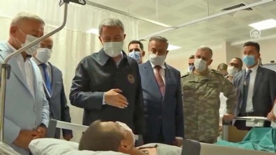 Bakan Akar olay yerinde! Otobüs kazası nasıl oldu?