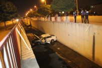 Direksiyon Hakimiyeti Kaybolan Otomobil Kanala Düştü Açıklaması 2 Yaralı