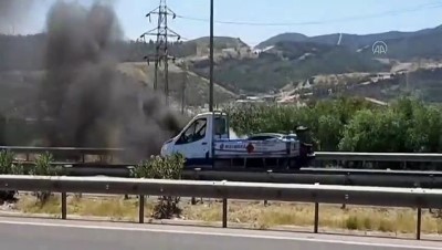 İzmir'de Hareket Halindeki Otomobil Yandı