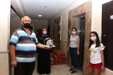 Karantinadaki Torunlara Doğum Günü Sürprizi