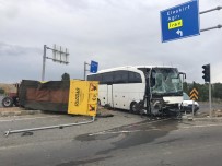 Otobüs İle Traktör Çarpıştı Açıklaması 4 Yaralı Haberi