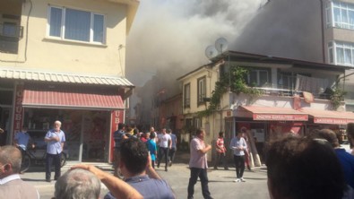 Sakarya'da yangın... Mahalleli sokağa döküldü